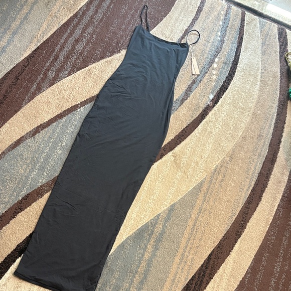 SKIMS Other - SKIMS Black Fits Everybody Long Slip